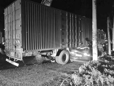 一輛豫A牌照的奧迪車一頭鉆進(jìn)一大貨車下 一輛豫A牌照的奧迪車一頭鉆進(jìn)一大貨車下