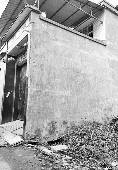 李曉陽跳下來的位置位于家里的二樓平臺上，距離地面五六米高。