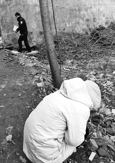 案發(fā)現(xiàn)場附近，死者的姐姐在痛哭。