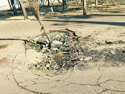 在路面正中間塌陷11平方米，最深處約半米深。