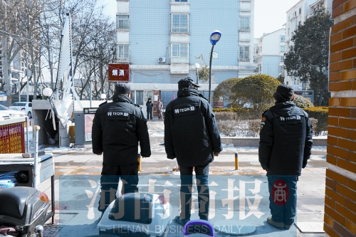 小區(qū)門(mén)口有兩撥保安把門(mén)，分屬不同的物業(yè)公司