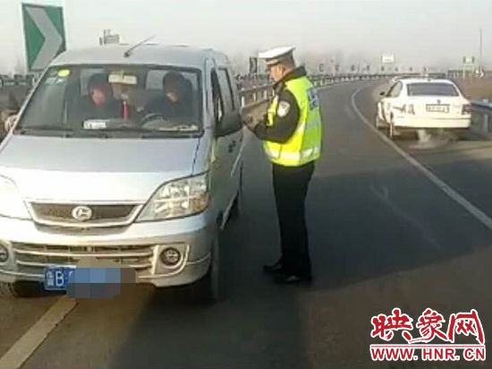 2月3日，一名男子因錯(cuò)過了路口不顧自身安全竟然在高速上逆行，被焦作高速交警逮個(gè)正著。