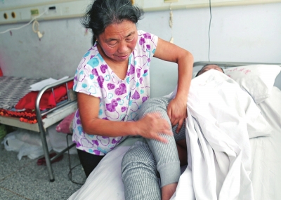 任增勤給女婿按摩腿部 任增勤給女婿按摩腿部