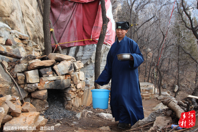 崔道長(zhǎng)原籍東北，兩年前還只是一個(gè)普通的農(nóng)民工，領(lǐng)著交往了半年的女朋友，住進(jìn)了工棚。工棚里人員復(fù)雜，一次偶然的機(jī)會(huì)，他發(fā)現(xiàn)女朋友似乎和工頭有染，求證的過程中，挨了揍。