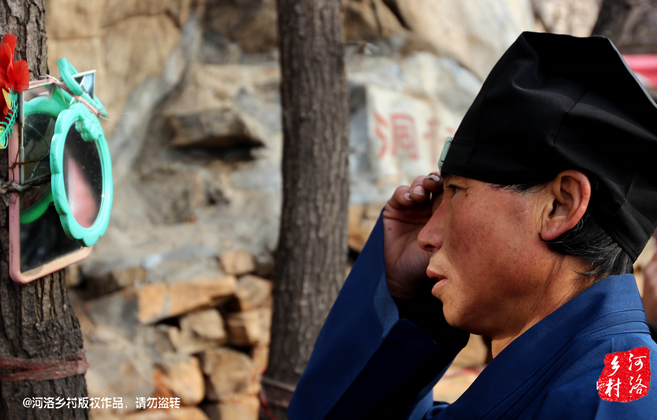 在一個(gè)下著雨的傍晚，他的行李被兩個(gè)五大三粗的壯漢，扔出了工棚。他于是一路南下，沿路打聽著少林寺，來到登封，打算學(xué)得一兩手功夫，回去報(bào)仇。在少林寺附近徘徊數(shù)日，因無人引薦，花光了身上所有的錢，也沒能進(jìn)入少林寺。