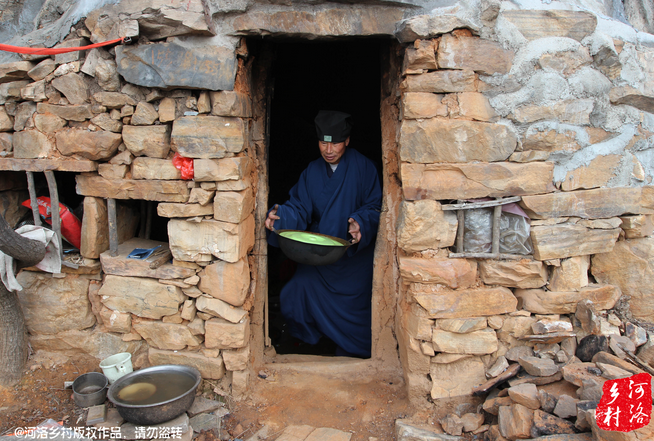 老崔走投無路中，跟著一個(gè)在嵩山后山修行的道士上了山，找了個(gè)半山腰前人堆砌出來的石屋安身。