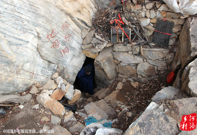 老崔說，以前就經(jīng)常半夜做夢(mèng)，夢(mèng)到女媧娘娘在召喚自己。上山以后，居住附近，竟然真的有一個(gè)地母洞，也不知是誰(shuí)供奉了女媧娘娘的神像，后來這兒似乎成了老崔的獨(dú)家道場(chǎng)。