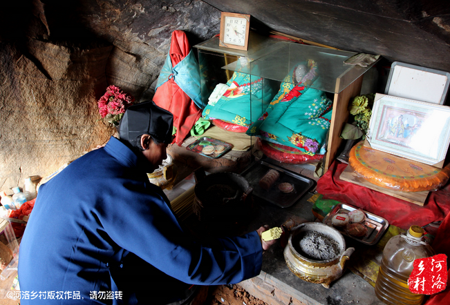 山上很少見到陌生人，所有的出家人也都有自己的生活。誦經(jīng)焚香，成了老崔的日常。