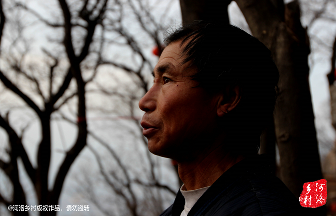 不過老崔對(duì)鄰居卻有著十分的不屑，平日里他們的生活，主要是自己種植的蔬菜和野菜，偶爾有山下香客的供奉。而鄰居卻經(jīng)常揀一些驢友丟棄的物品，飲料瓶，塑料紙，或者其它的物品。