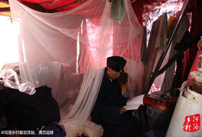 鄰居因?yàn)榱獯?，弄壞了他幾根肋骨，他要求鄰居一萬塊錢賠償，經(jīng)有關(guān)部門協(xié)調(diào)，最終以八千塊錢了結(jié)。老崔理直氣壯的說：這不是對(duì)我的賠償，這是褻瀆女媧娘娘的懲罰。