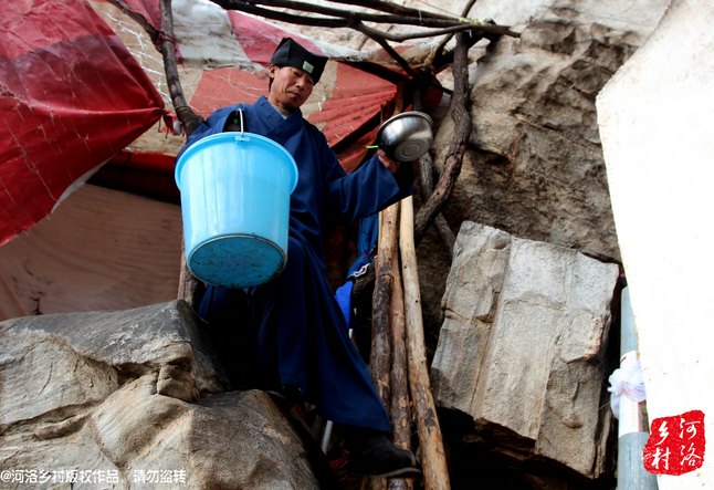 老崔居住的地方?jīng)]有通電，有了手機(jī)之后，就多了一項(xiàng)差事，隔天需要下山找地方給手機(jī)充電。一年多來，經(jīng)常上山下山，加上誦經(jīng)燒香，老崔的身體硬朗了很多，山路上行走，甚至比途經(jīng)的驢友更加迅速。