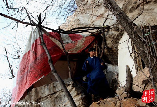 那個(gè)打斷老崔肋骨的道友搬走了，此刻半山腰只剩下老崔一個(gè)人，除了山下的香客，也只有偶爾登山的驢友路過。老崔一副面帶微笑的慈祥模樣，也贏得香客好感，有山下香客邀請(qǐng)他春節(jié)下山過年，老崔有些糾結(jié)，對(duì)于香客的邀請(qǐng)，是去還是不去呢？