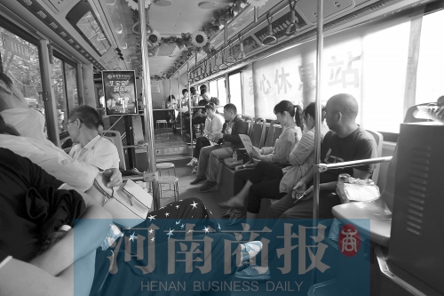 高考家長坐公交“討彩頭” 網(wǎng)友提醒：“別坐985路” 為啥？