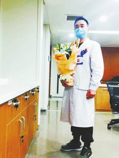 王運(yùn)明時(shí)常收到患者送來的花束，談起救人，他說都是身為醫(yī)生應(yīng)該做的。