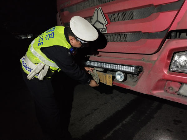 司機用布遮牌被查抱怨：交警晚上還不下班