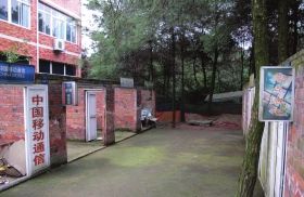 緊挨鐵山坪基地，有一條“迷你”街道，雖然簡(jiǎn)陋，但尚未拆去的店鋪名稱顯出了曾經(jīng)的“繁華”。組圖/記者倪志剛