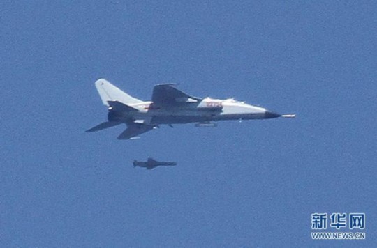 資料圖：中國飛豹戰(zhàn)機發(fā)射導(dǎo)彈，精確打擊海上目標(biāo)。