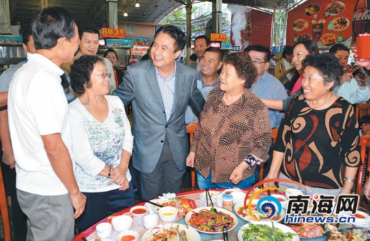 1月1日，省委書記、省人大常委會(huì)主任羅保銘在三亞調(diào)研。圖為在三亞春園海鮮大排檔，羅保銘來(lái)到用餐的游客中間，了解他們?cè)谌齺喌穆糜胃惺?，并認(rèn)真聽取大家的意見和建議。本報(bào)記者 王凱 攝