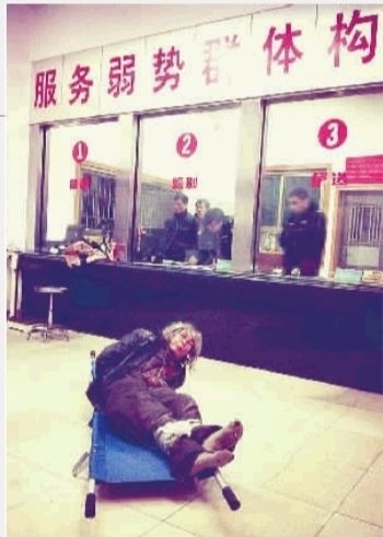 1月7日23點50分，長沙市救助管理站大廳，一名老年流浪者躺在擔(dān)架上，無助地看著記者。