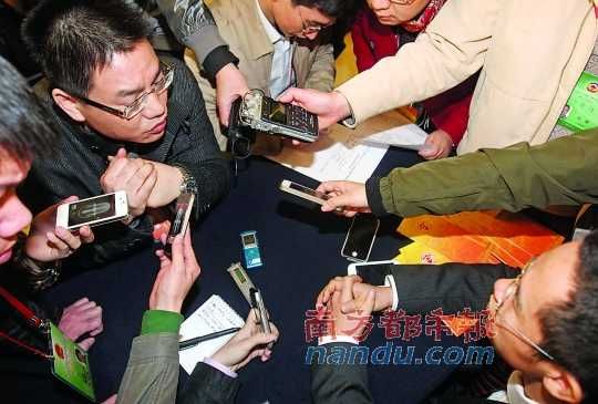 咨詢問政會上，記者的錄音設備遍布臺面。南都記者 馮宙鋒 攝