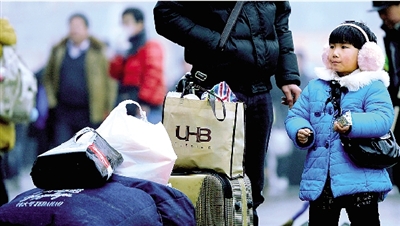 昨天上午，一名隨家長(zhǎng)回老家的小女孩在等候進(jìn)站。