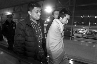昨日，首都機場，跨國綁架勒索團伙首犯中國籍男子奚某被押解回國。新京報記者 尹亞飛 攝