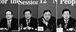 昨天，國(guó)務(wù)院深化醫(yī)藥衛(wèi)生體制改革領(lǐng)導(dǎo)小組辦公室負(fù)責(zé)人王保安、孫志剛、馬曉偉、胡曉義（從左至右）就“醫(yī)藥衛(wèi)生體制改革”有關(guān)問(wèn)題回答記者提問(wèn)。記者王鵬/攝