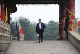 2008年10月30日清晨，吳仁寶在村中散步時從華西金塔門前走過。圖/新華社
