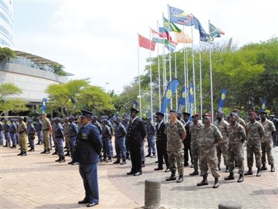 3月23日，南非警員參加德班峰會(huì)安保動(dòng)員會(huì)。為確保峰會(huì)安全，南非政府從全國(guó)抽調(diào)3000名警察加強(qiáng)安保。 新華社發(fā)