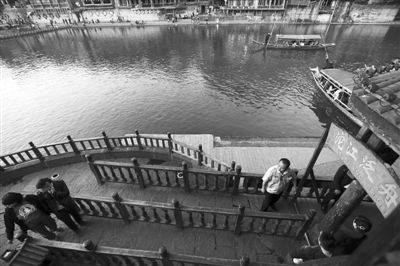 16日，湖南省長(zhǎng)沙市，連日來(lái)，鳳凰景區(qū)游客稀少，商戶收入減少。