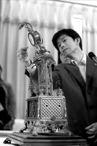 昨天，故宮文物修復(fù)專(zhuān)家向記者介紹“人打鐘”的損壞情況。圖/CFP