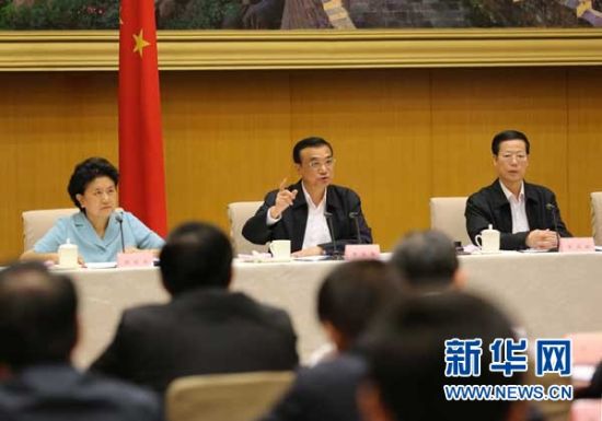 　5月13日，國務(wù)院召開全國電視電話會議，動員部署國務(wù)院機(jī)構(gòu)職能轉(zhuǎn)變工作。中共中央政治局常委、國務(wù)院總理李克強(qiáng)發(fā)表講話。 新華社記者劉衛(wèi)兵 攝