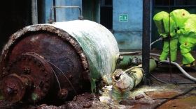 5月19日，中鹽湖南株洲化工集團有限公司廠區(qū)，消防戰(zhàn)士穿著重型防化服對泄漏點及周圍進行處置。圖/讀者高先生