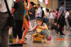 5月26日，武廣高鐵長沙南站，因為高鐵設(shè)備故障，滯留了大量旅客。圖/記者李坤