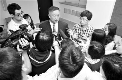 6月5日，商務(wù)部新聞辦公室召開“中歐光伏產(chǎn)品貿(mào)易摩擦”專題發(fā)布會(huì)。發(fā)布會(huì)結(jié)束后，中國機(jī)電產(chǎn)品進(jìn)出口商會(huì)會(huì)長張鈺晶接受記者采訪。新京報(bào)記者