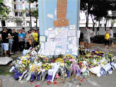 　昨日，廈門市民在BRT的橋墩下放上鮮花悼念逝者。新京報記者 郭鐵流 攝