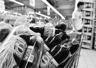 昨日，浙江省杭州市，在一家超市里拍攝到的百事可樂。近日，百事可樂再次遭遇“致癌風(fēng)波”。圖/CFP