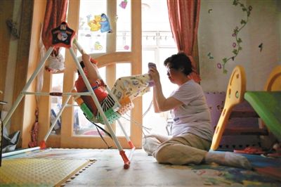 6月14日，未婚媽媽于軍的家里，她正在陪女兒悅悅玩耍。悅悅4歲了，因為沒有爸爸的信息而始終上不了戶口。