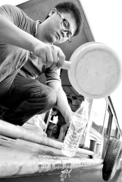 昨日，合面獅段水域，工作人員在取水檢測(cè)。據(jù)新華社