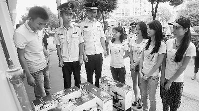 “美女執(zhí)法”。