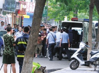 女童安全獲救后，嫌疑人被制服并由民警押出餐館。新華社發(fā)