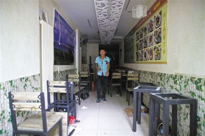 發(fā)生女童劫持事件的面館，事后現(xiàn)場一片狼藉。新京報(bào)記者 周崗峰 攝