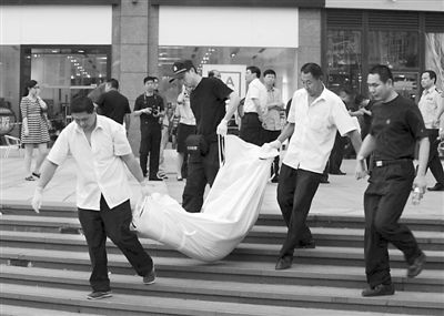 昨日,朝陽區(qū)青年路大悅城東側(cè),一男子持刀行兇致兩人死亡。經(jīng)初步審查,嫌疑人自稱孝某(男,27歲,山東省沂水縣人),有精神病。目前,北京警方正聯(lián)系兩名受害人的親友。新華社發(fā)