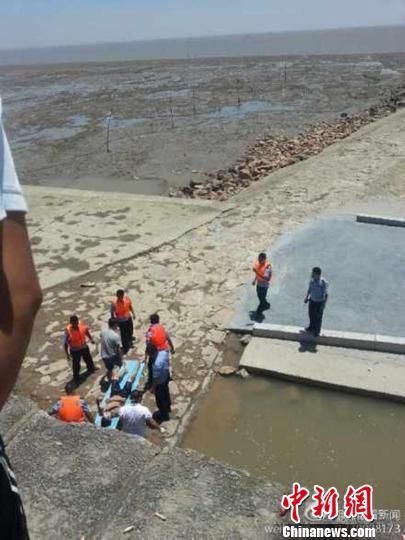 圖為網友@龍眼看新聞提供的溺水事故救援現(xiàn)場。 網友@龍眼看新聞 攝