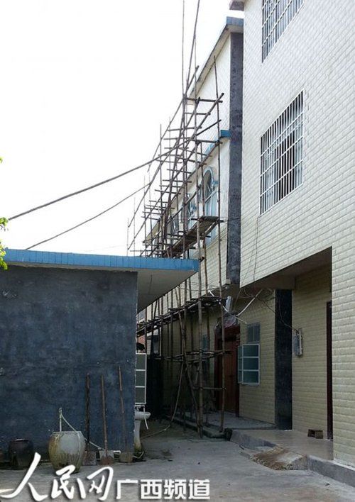 何某某的家門緊鎖，23日晚家人連夜搬家，現(xiàn)在去向不明