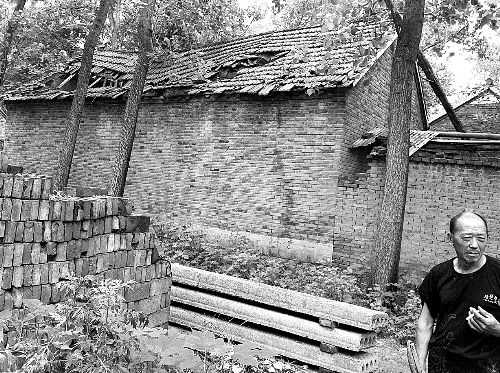 嫌疑人父母時常外出反映問題，家里的房子已破爛不堪。