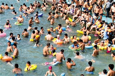 昨日，濟(jì)南市最高氣溫超過37℃，位于市區(qū)黑虎泉畔的泉水浴場免費開放。