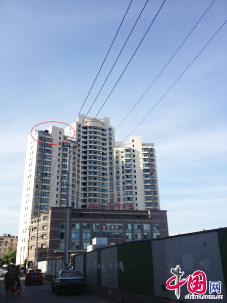 2013年8月14日，江蘇蘇州蘇州市三香大廈高樓18層樓頂東側(cè)陽臺(tái)上的“蘇州園林”式別墅，兩座涼亭和兩道回廊，飛檐翹角，一派蘇州園林的氣勢(shì)。中國(guó)網(wǎng)圖片庫(kù)李俊鋒攝影