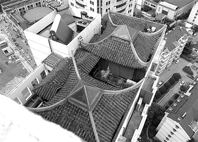 前日，從三香大廈另一單元樓頂俯拍“空中園林”。