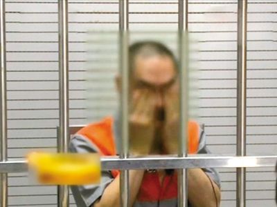 韓磊掩面哭泣。